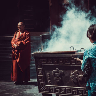 Moine devant le temple