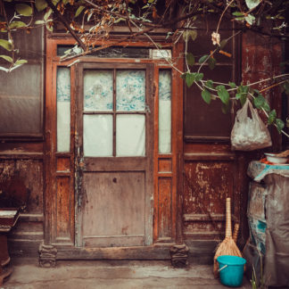 Porte bicolore sur cour